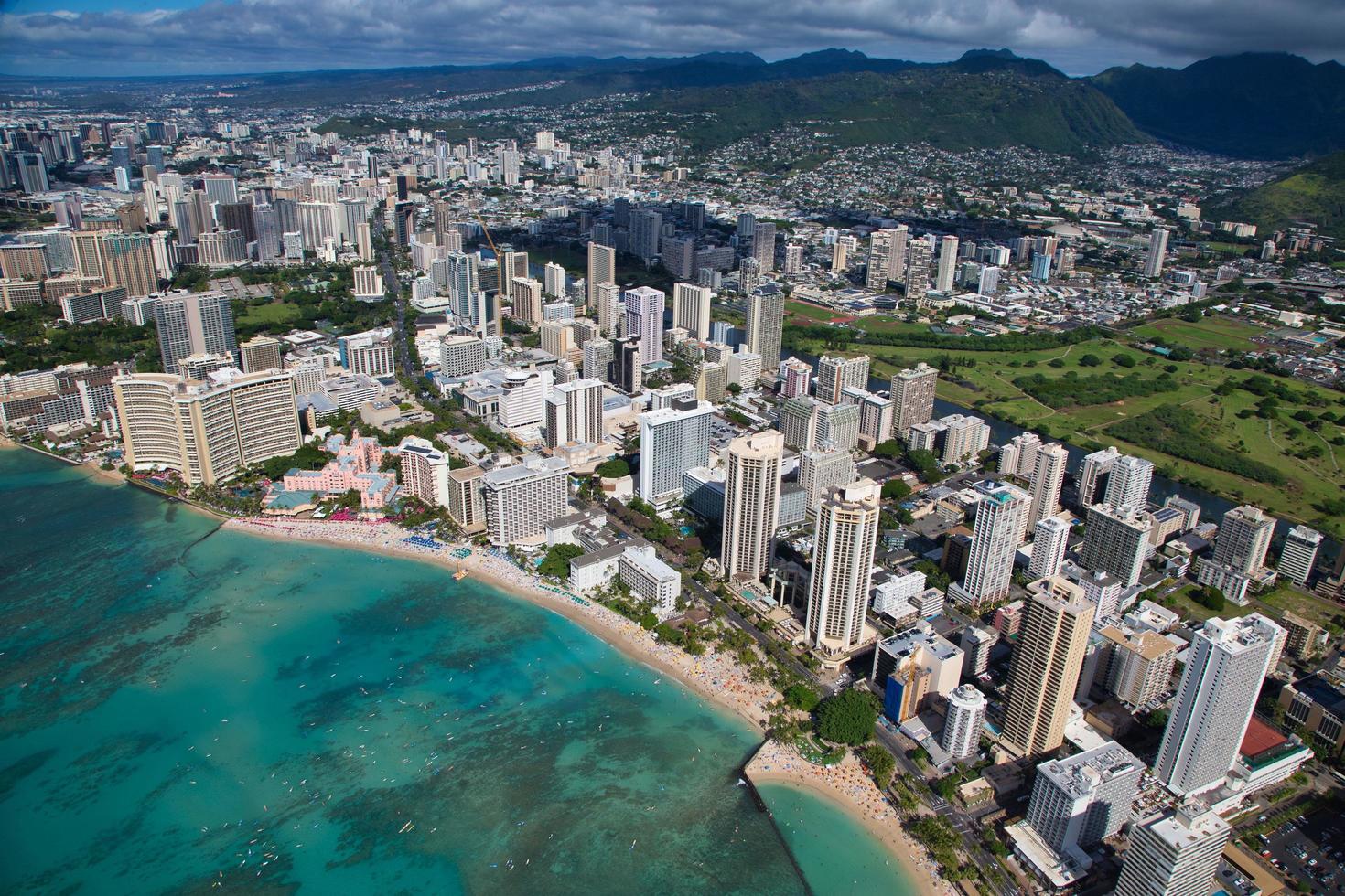 Toma aérea de la playa de Waikiki Honolulu Hawai foto