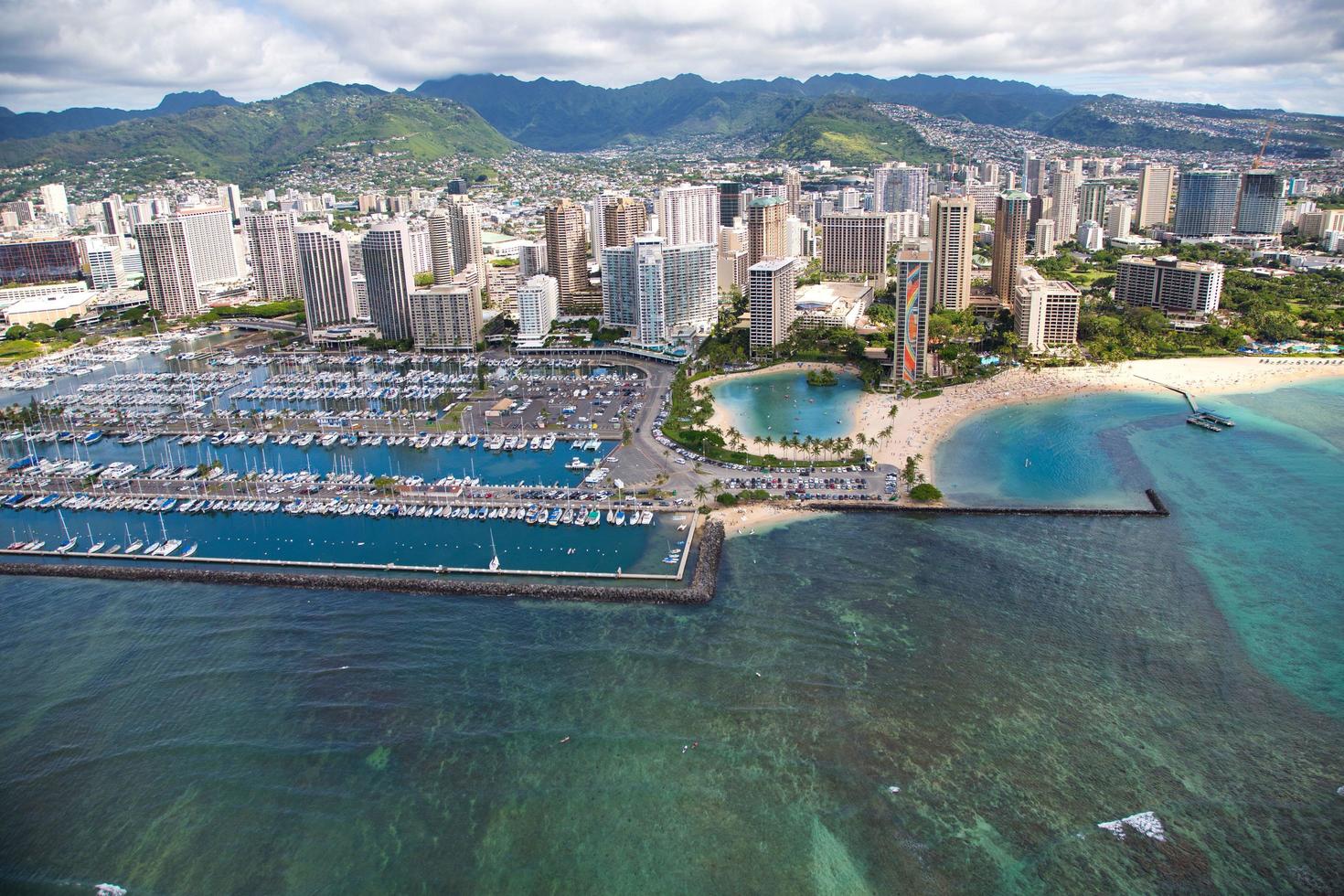 Toma aérea de la playa de Waikiki Honolulu Hawai foto