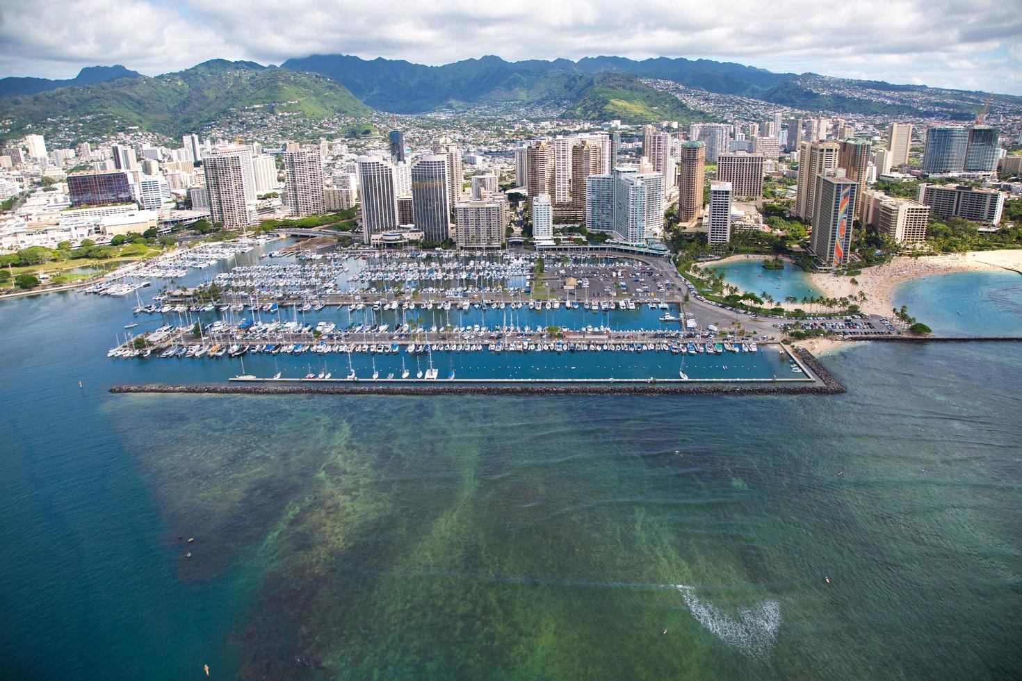 Toma aérea de la playa de Waikiki Honolulu Hawai foto