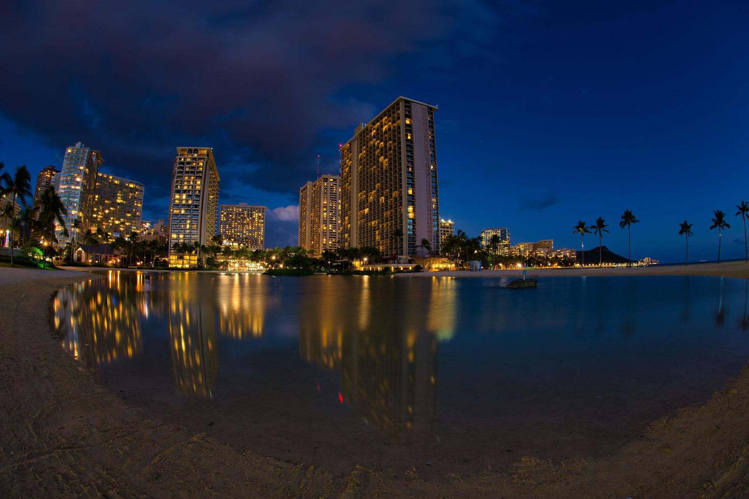 vista nocturna de waikiki honolulu hawaii foto