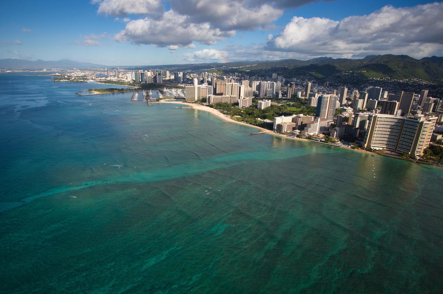 Toma aérea de la playa de Waikiki Honolulu Hawai foto