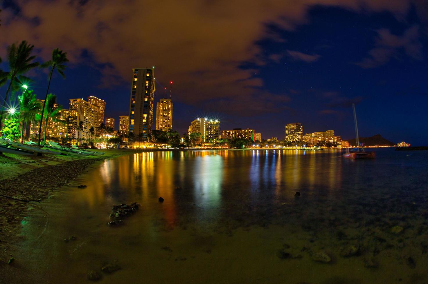 vista nocturna de waikiki honolulu hawaii foto