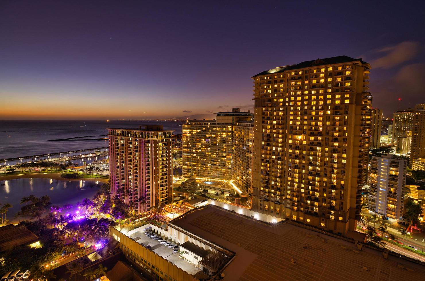 vista nocturna de waikiki honolulu hawaii foto