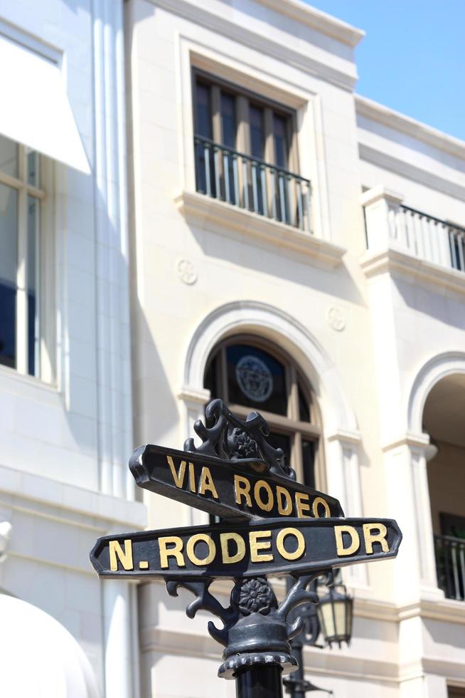 signo de direcciones de conducción de rodeo foto