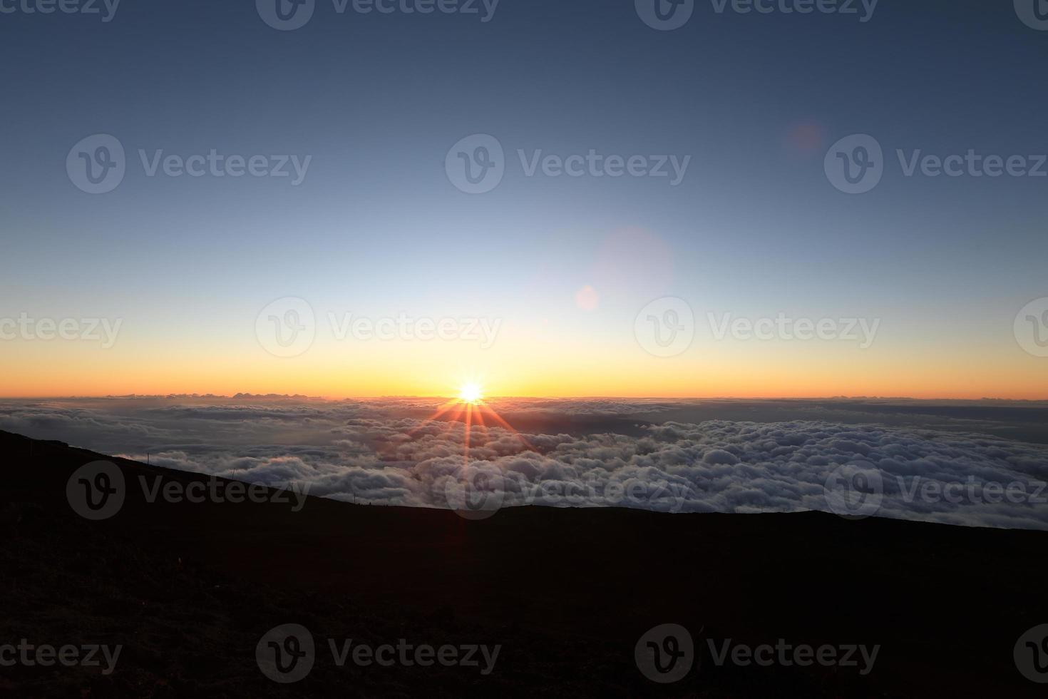 vista del atardecer desde haleakala mui hawaii foto