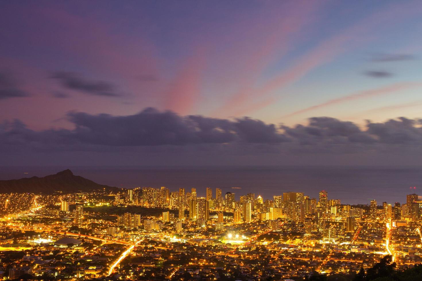 vista nocturna de waikiki honolulu, hawai foto