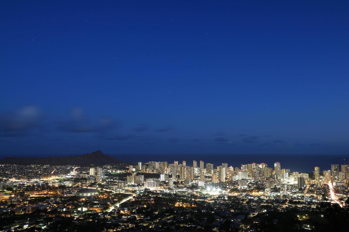 vista nocturna de waikiki honolulu, hawai foto