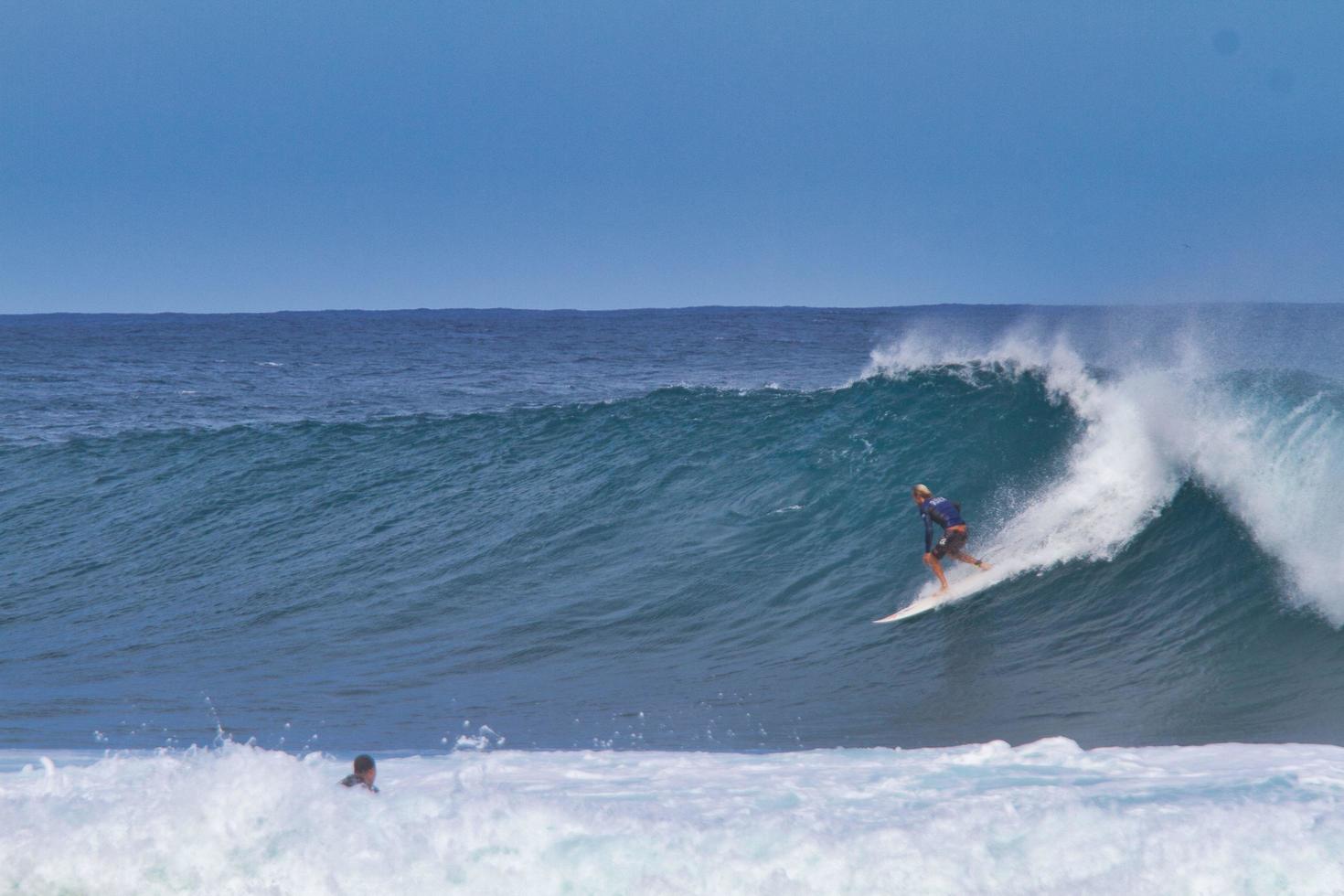 surfistas en la costa norte de hawaii foto