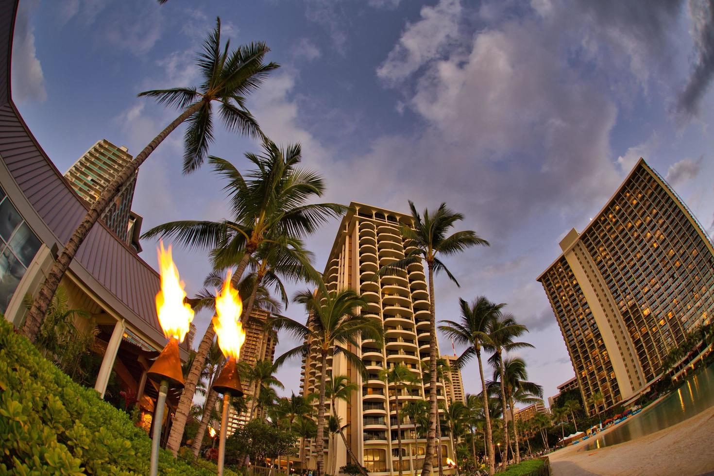 vista nocturna de waikiki honolulu hawaii foto