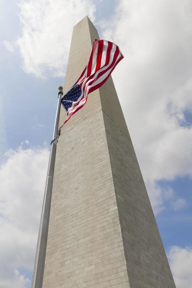 Monumento a Washington y la bandera americana en Washington DC foto