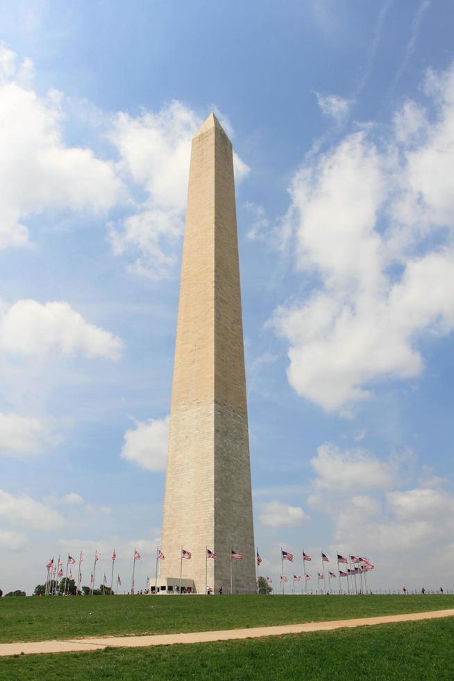 Monumento a Washington y la bandera americana en Washington DC foto