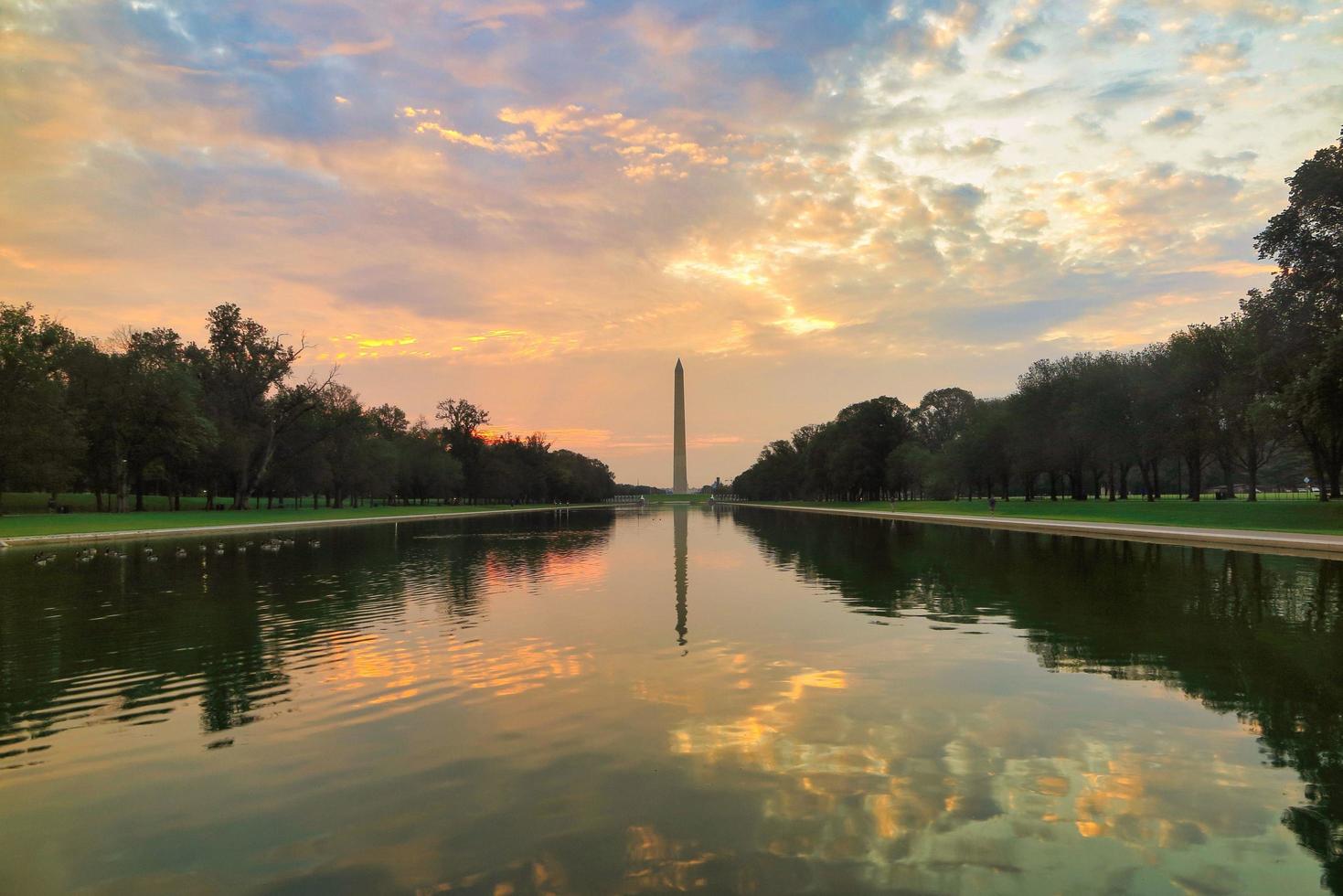 Amanecer del Monumento a Washington, Washington DC, EE. foto