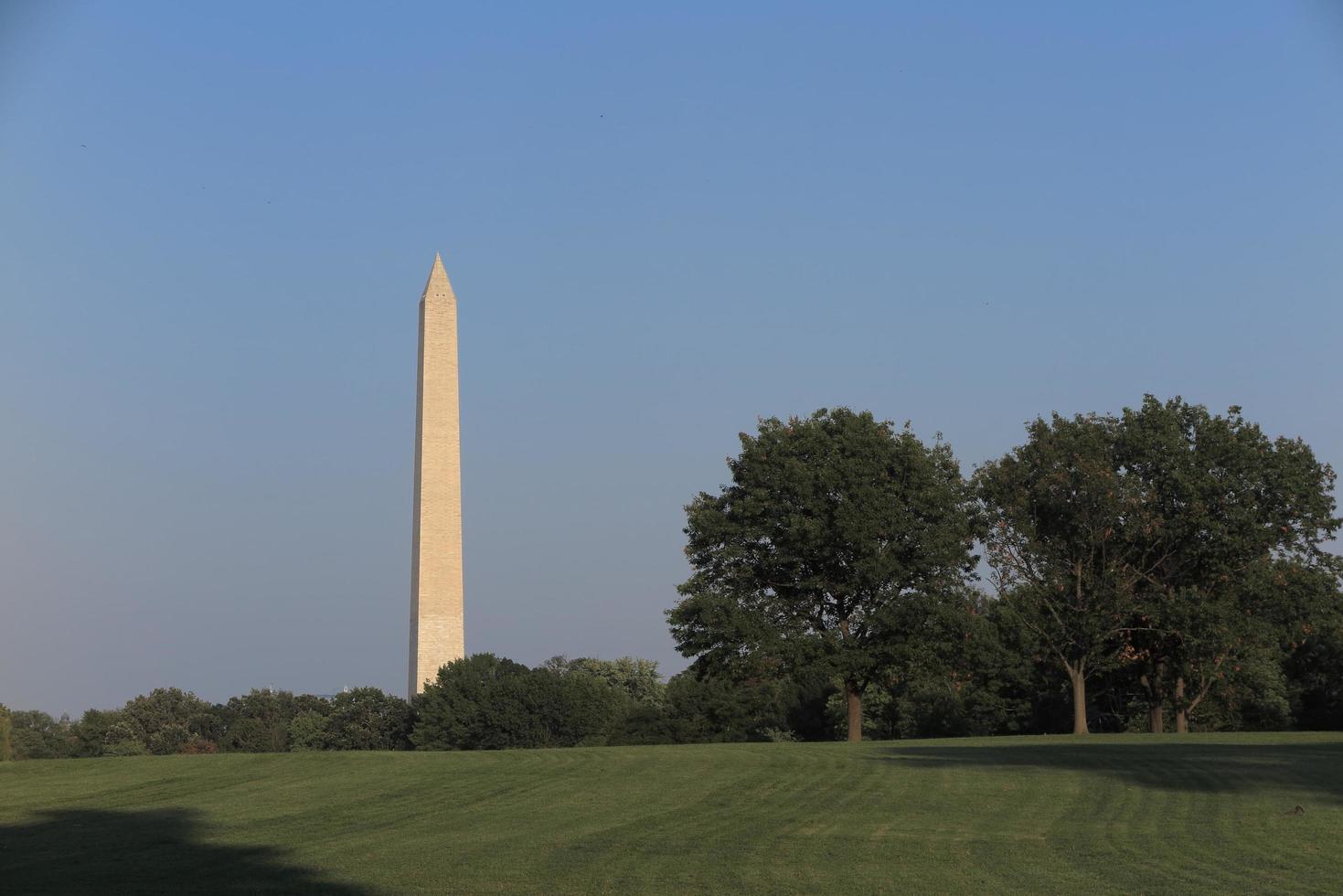 Monumento a Washington y la bandera americana en Washington DC foto