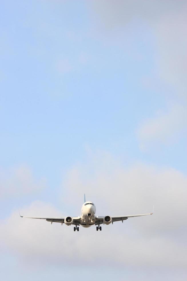 Avión aterrizando en el aeropuerto internacional de Los Ángeles. foto