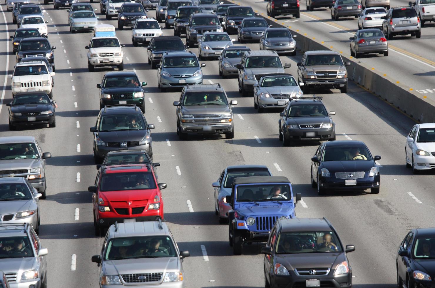 autopista de los angeles en tráfico pesado foto