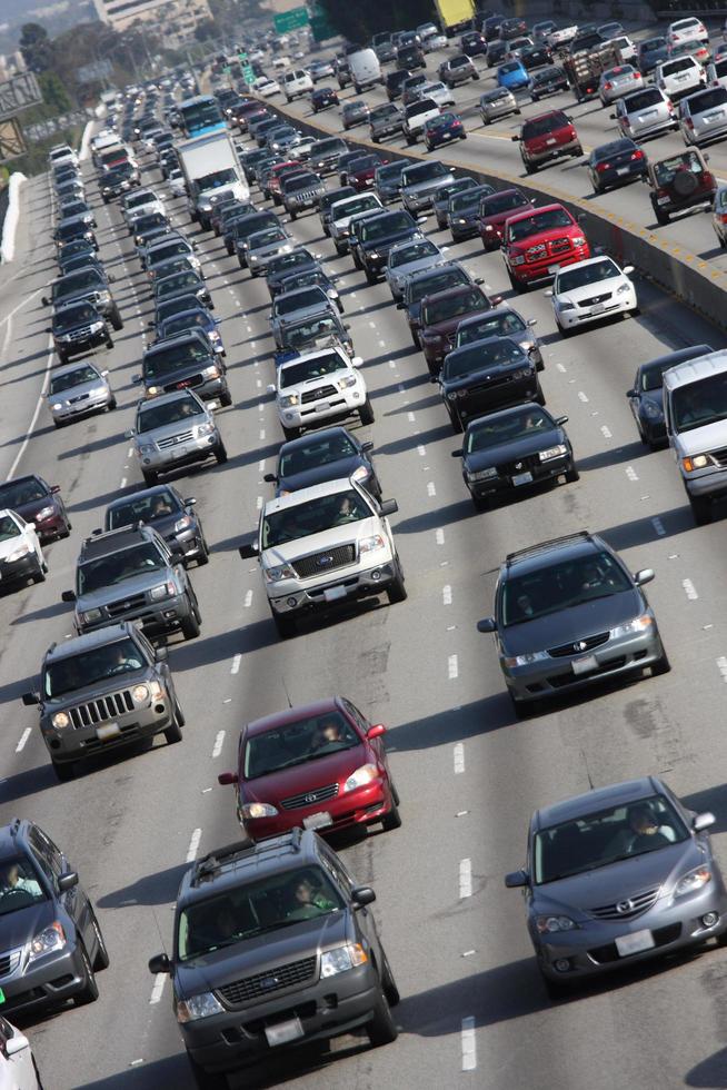 autopista de los angeles en tráfico pesado foto