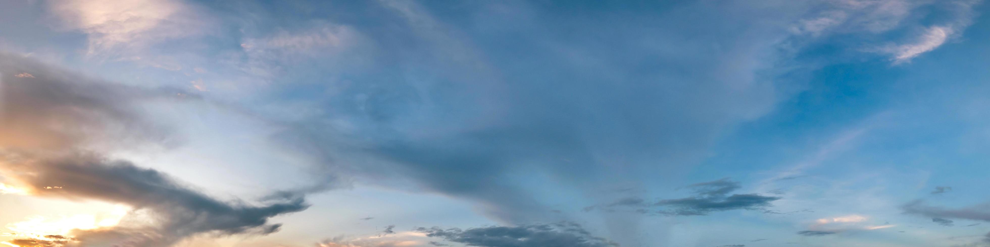 espectacular panorama del cielo con nubes en la hora del amanecer y el atardecer foto