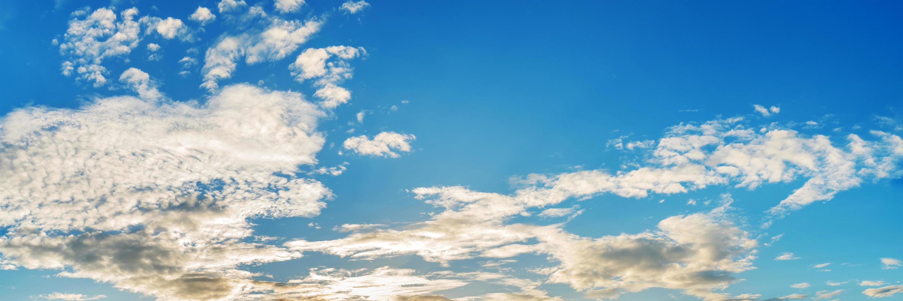 cielo panorámico con nubes en un día soleado foto