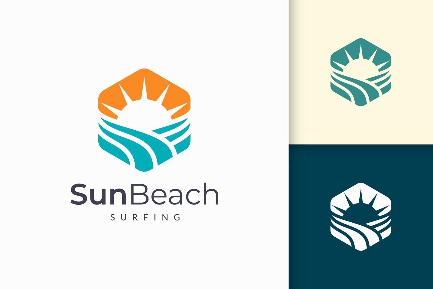 El logotipo del océano o del mar en agua abstracta, las olas y el sol representan la aventura. vector