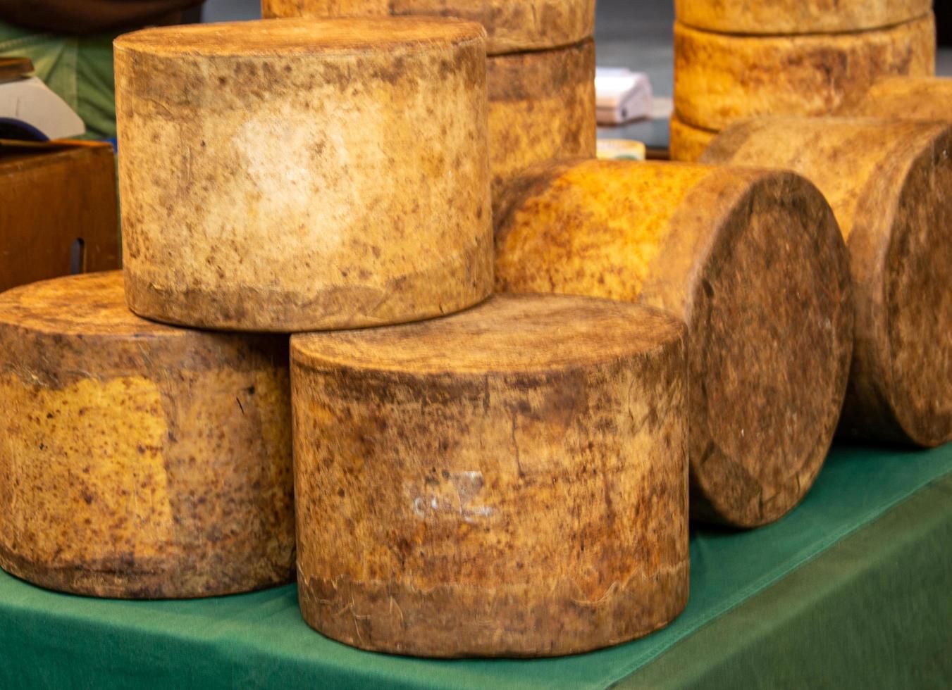 Ruedas de queso en un mercado de Londres, Inglaterra foto