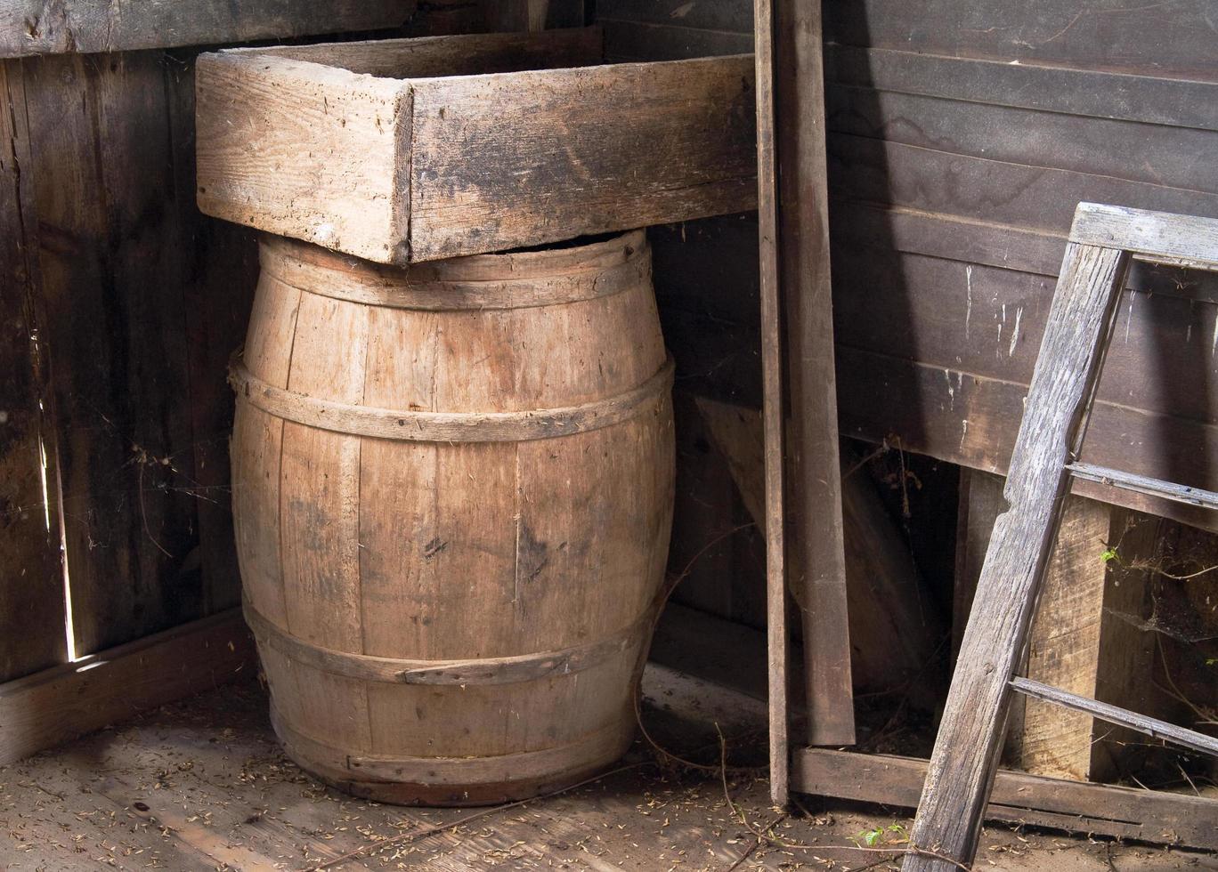 Caja vieja y barril en un antiguo molino foto