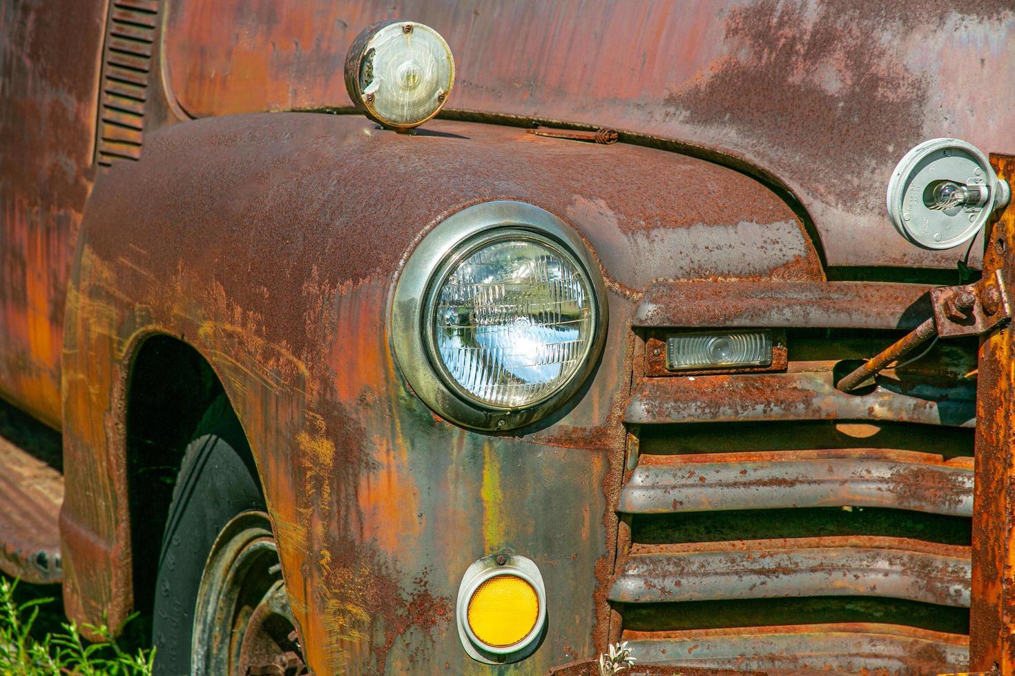 Faro y parrilla de un viejo camión oxidado foto