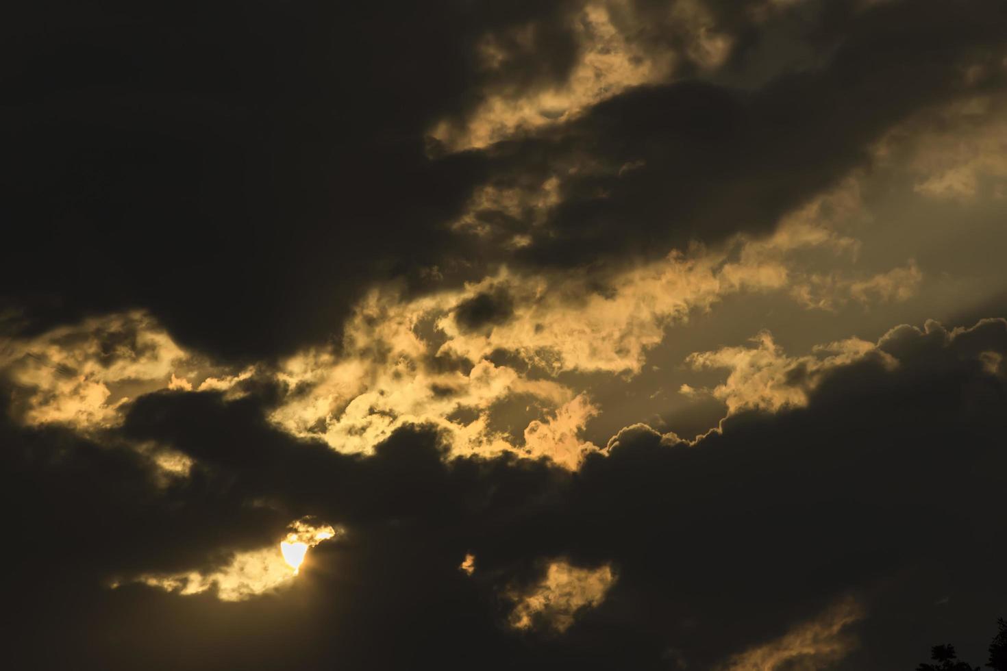 nubes oscuras, nubes de tormenta y sol que estalla foto