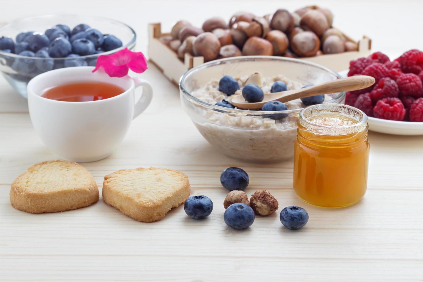 un desayuno saludable de avena, arándanos, frambuesas, avellanas foto