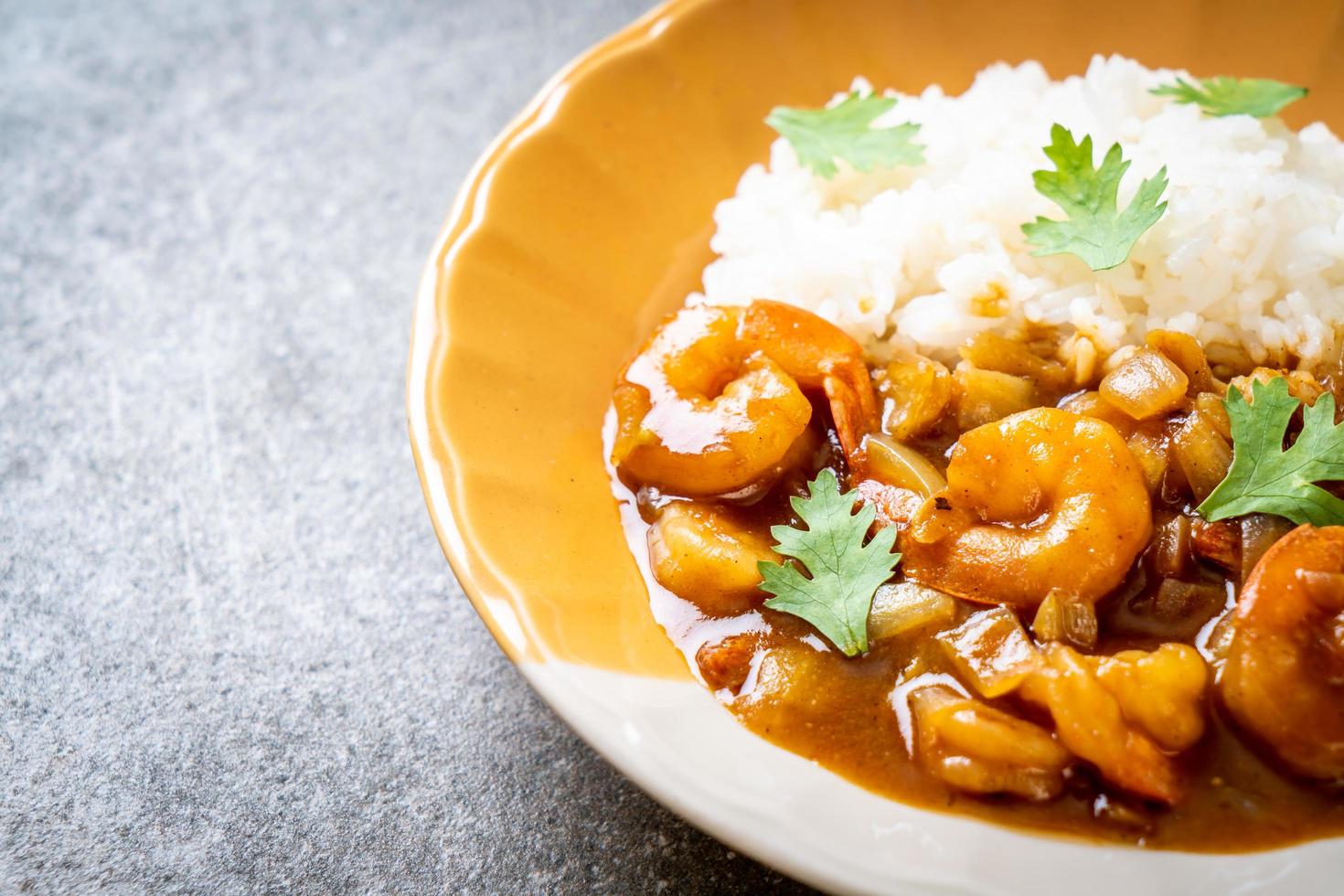 camarones al curry sobre arroz foto