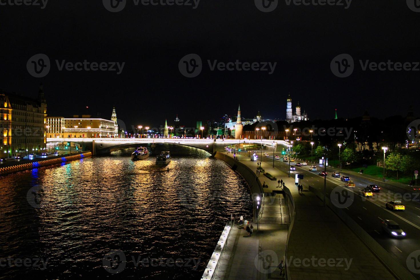 vista nocturna del río moskva en el centro de la ciudad de moscú en rusia foto