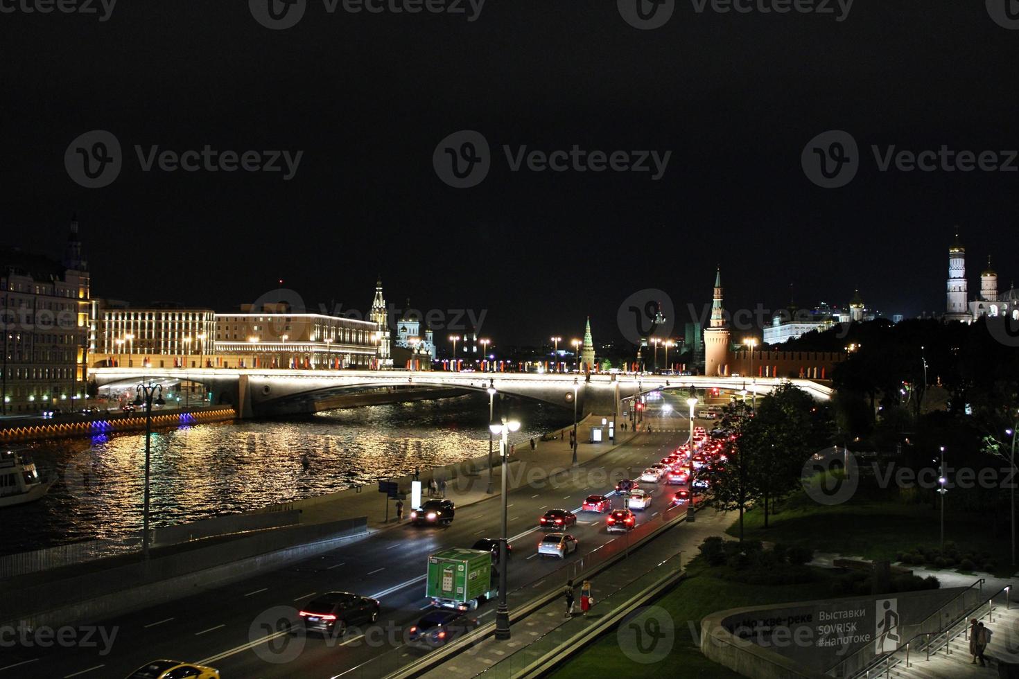 vista nocturna del río moskva en el centro de la ciudad de moscú en rusia foto