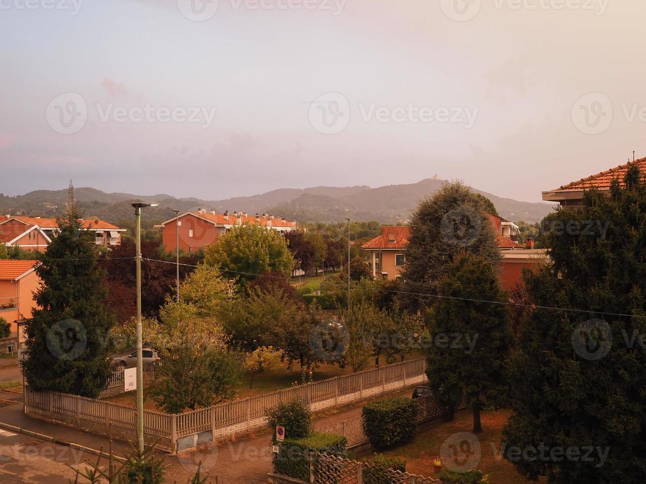 Vista aérea de Settimo Torinese al atardecer foto