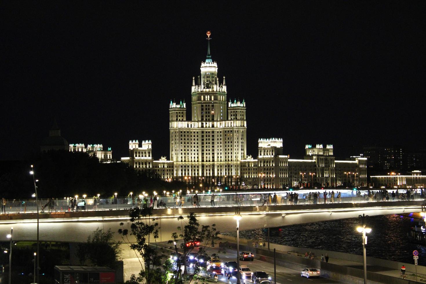 río moskva en el corazón de moscú, cerca del parque zaryadye. foto