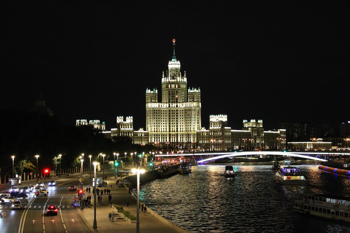 río moskva en el corazón de moscú, cerca del parque zaryadye. foto