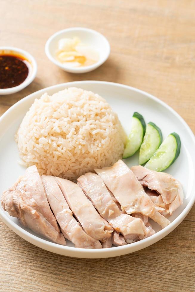 arroz con pollo hainanés o arroz al vapor con sopa de pollo foto