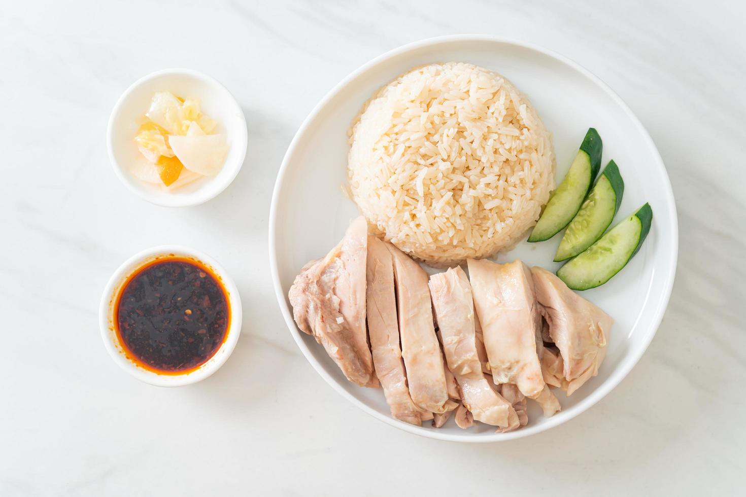 arroz con pollo hainanés o arroz al vapor con sopa de pollo foto