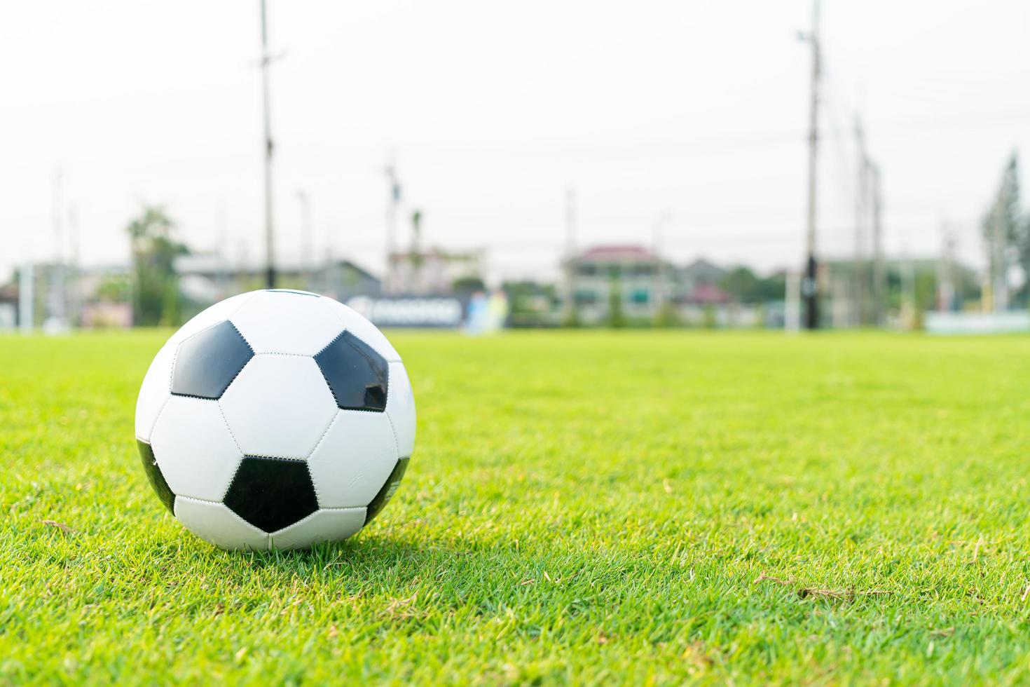 balón de fútbol en el campo de pelota foto