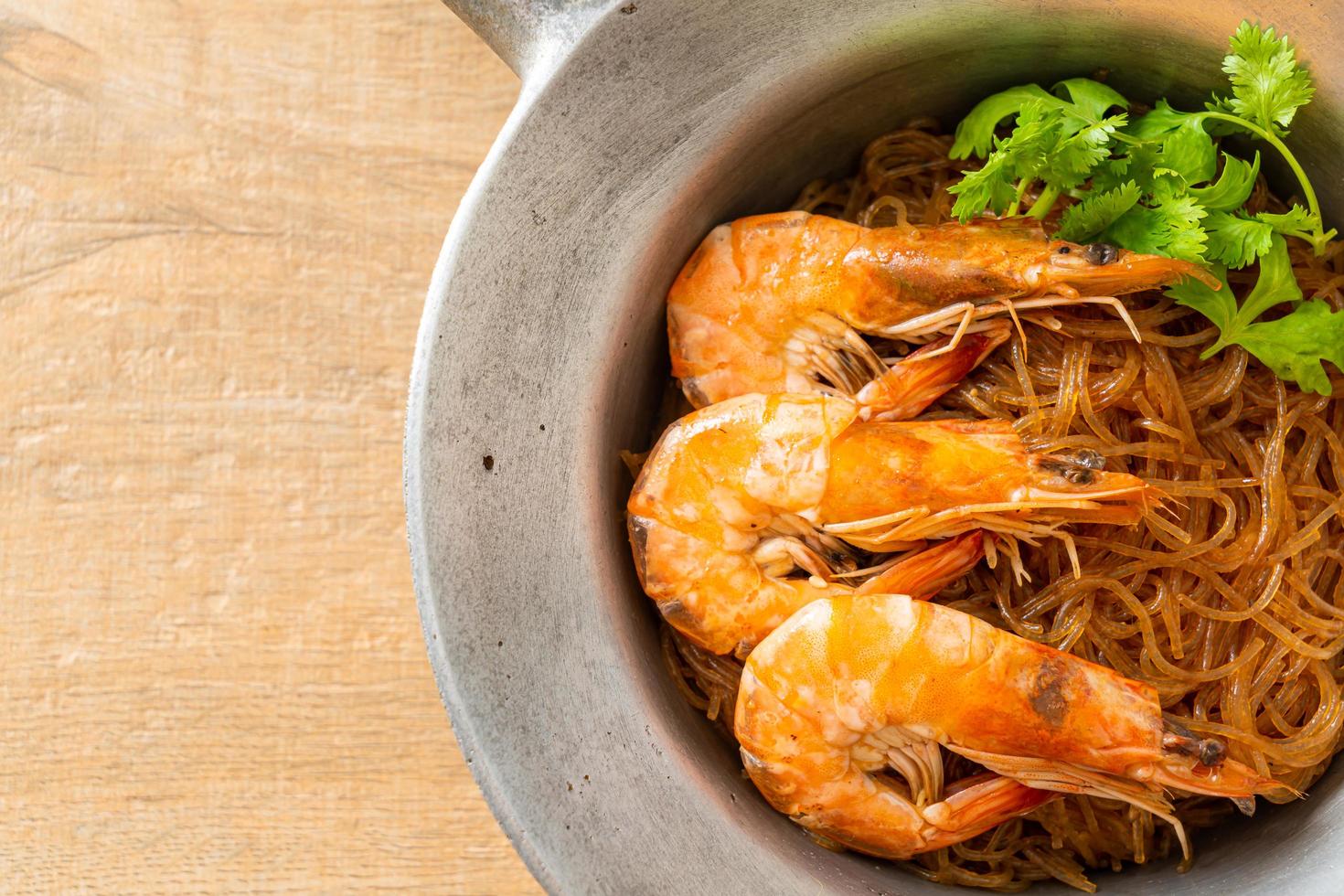 camarones a la cazuela o al horno con fideos de vidrio foto