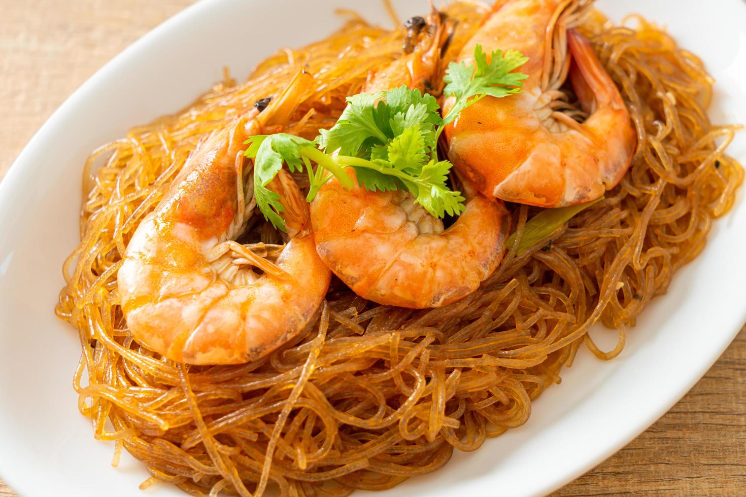 camarones a la cazuela o al horno con fideos de vidrio foto