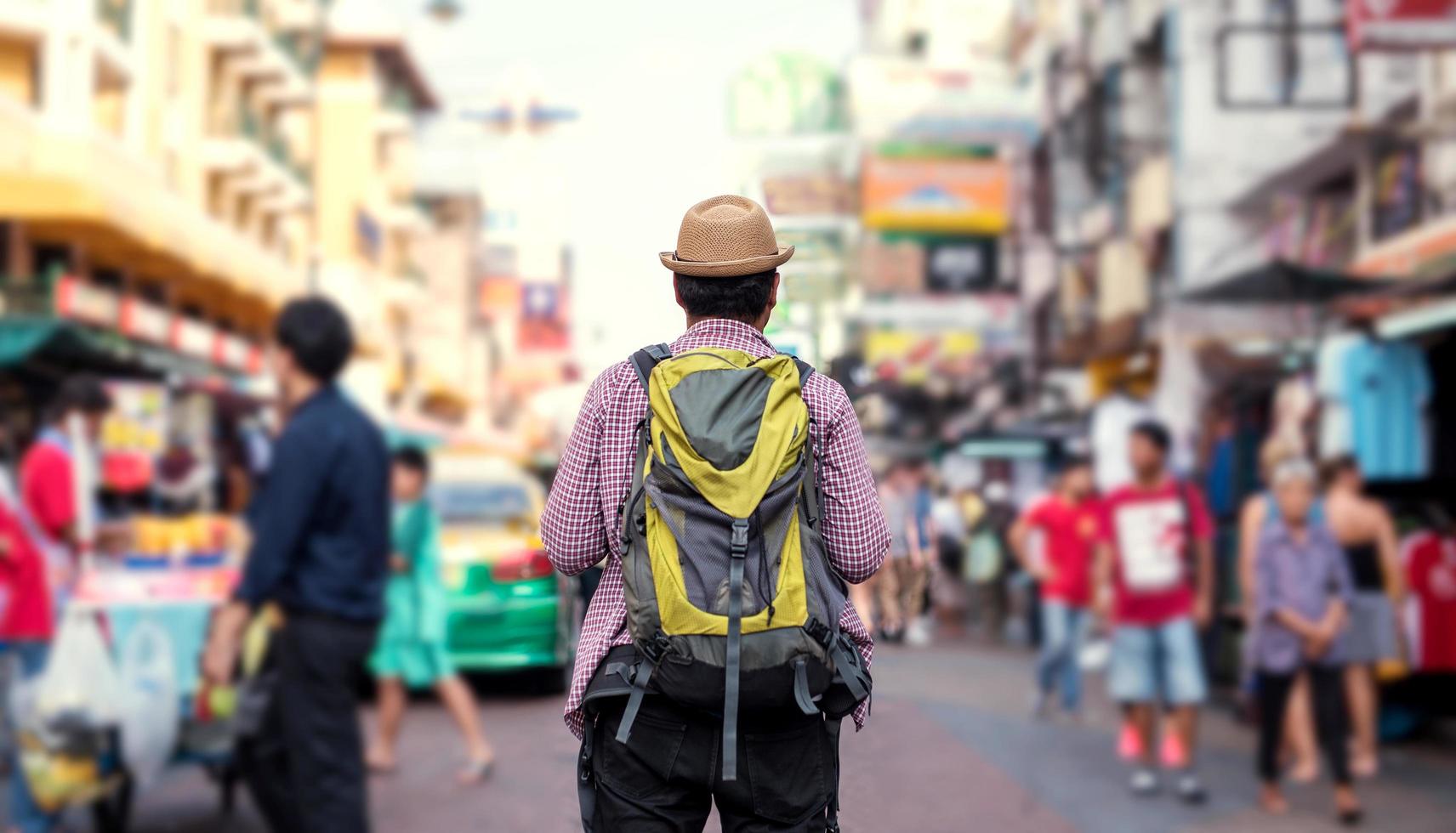 Joven hombre viajero asiático caminando en Khaosan Road foto