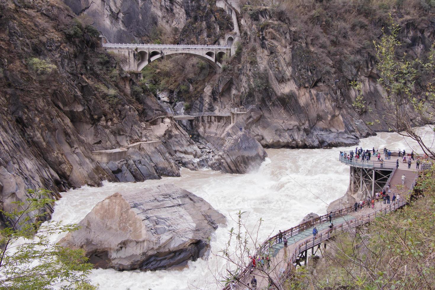 Garganta del salto del tigre en la ciudad de Lijiang, provincia de Yunnan, China foto