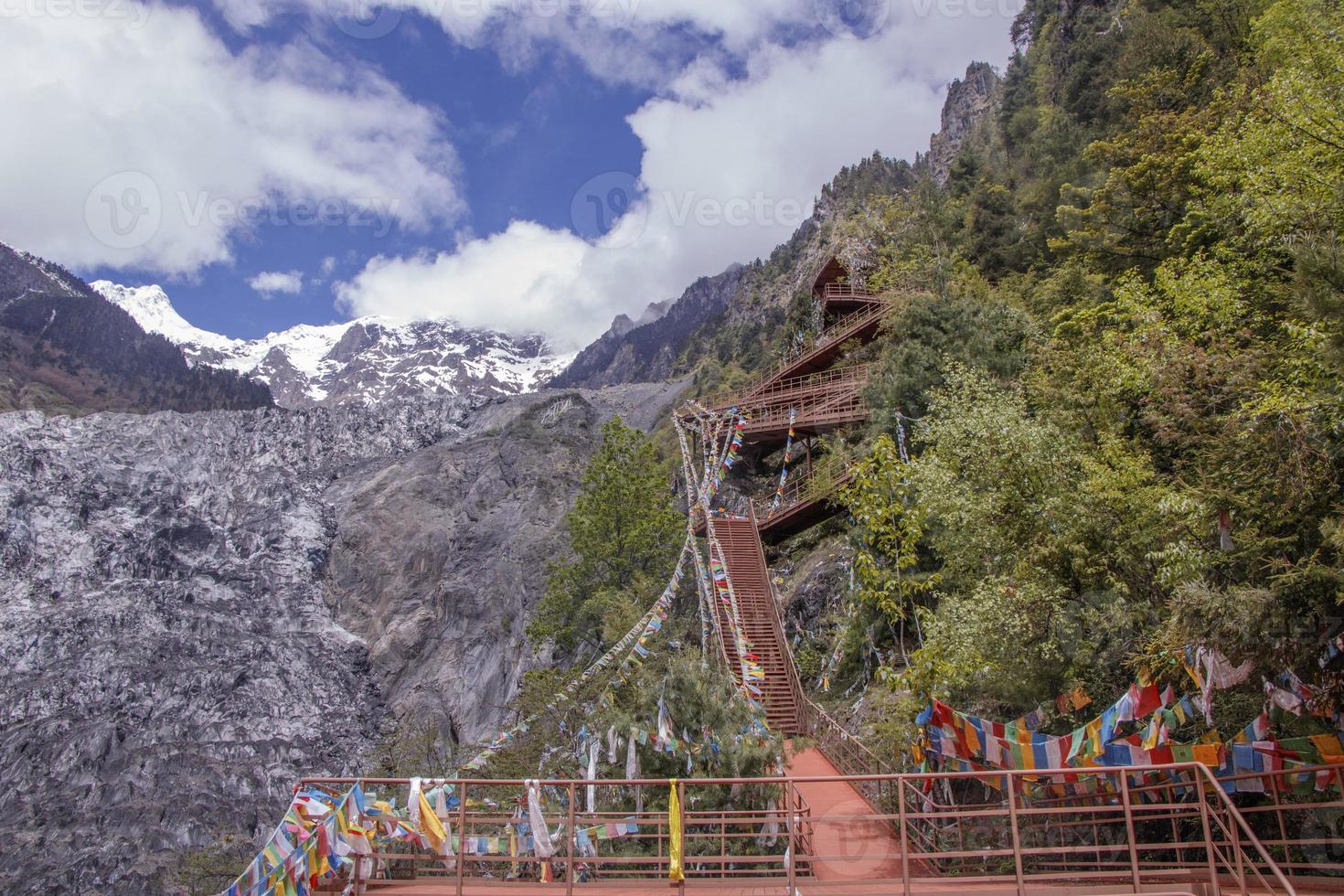 Meili Snow Mountain Climbing Trail en la provincia de Yunnan, China foto