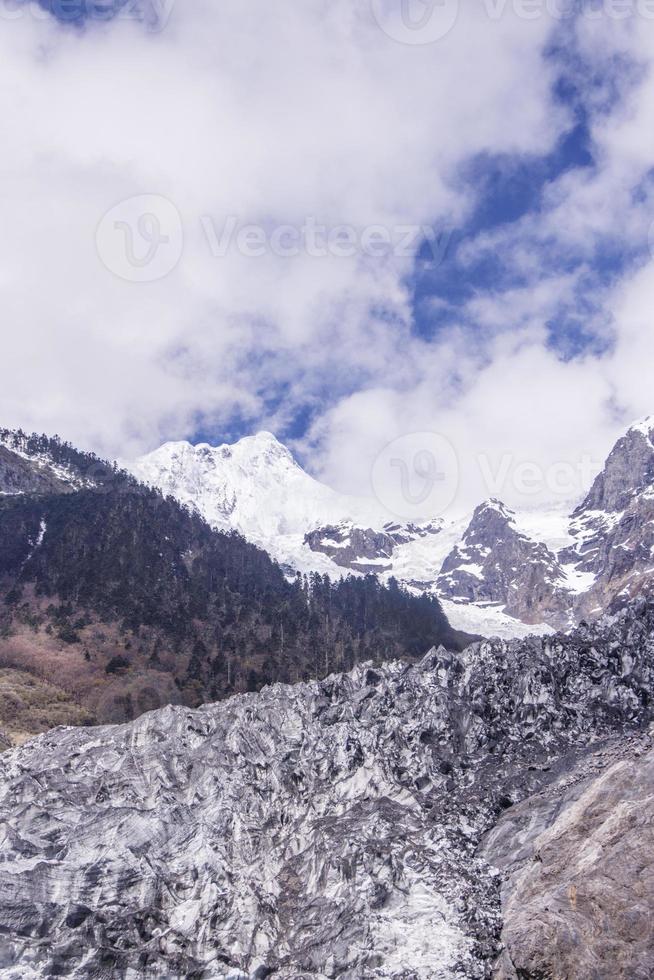 Meili snow mountain también conocida como kawa karpo ubicada en yunnan china foto