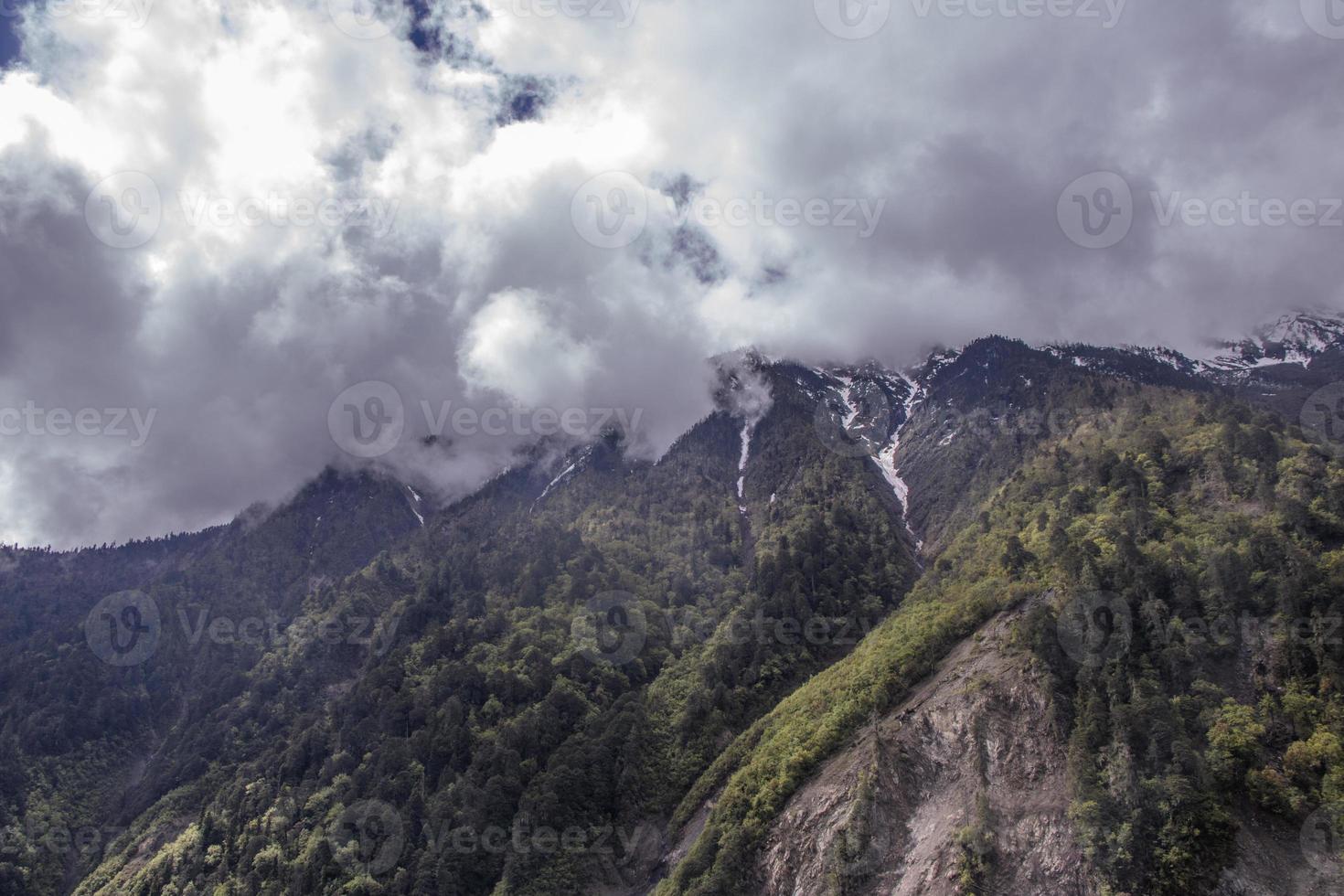 Montaña rodeada de paisaje de nubes en shangri la, yunnan china foto