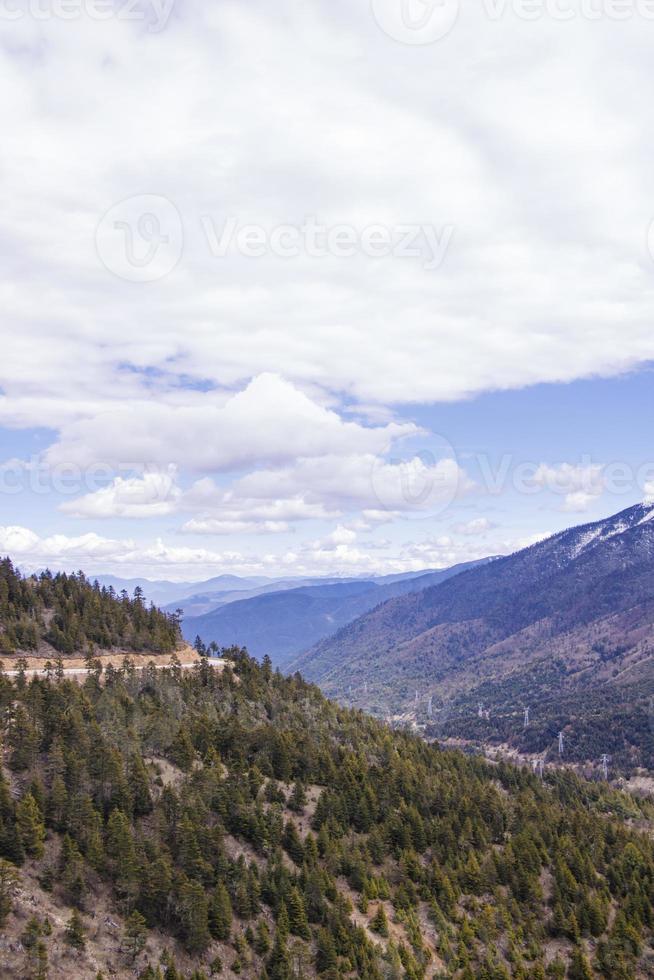 paisaje de día soleado de nube de montaña en shangri la, yunnan china foto