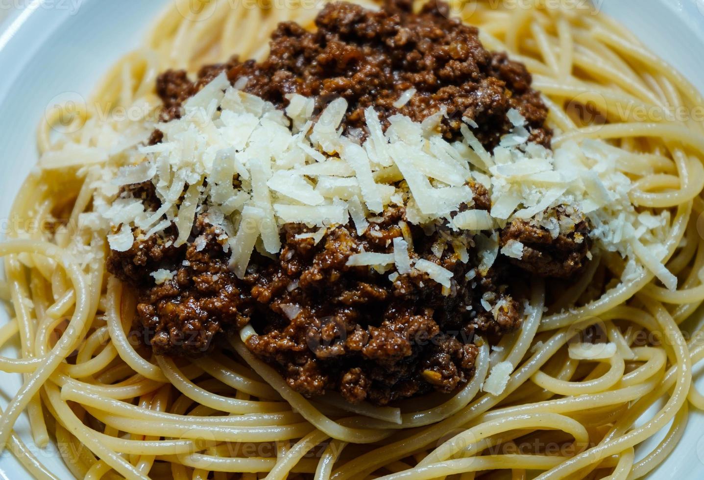 espaguetis a la boloñesa con salsa de tomate foto