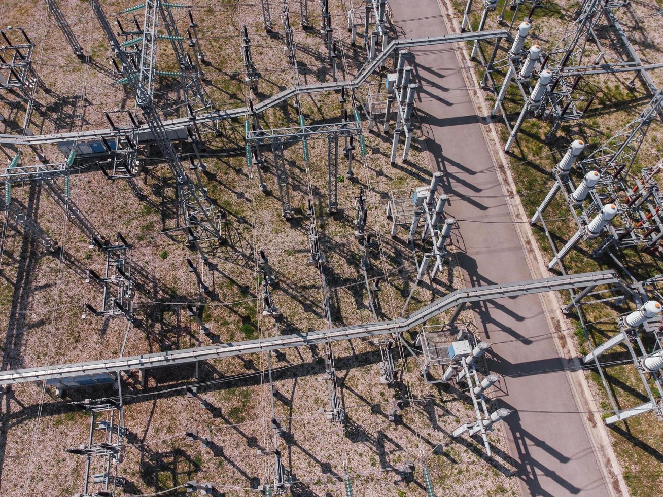 Vista aérea de una subestación eléctrica de alta tensión. foto