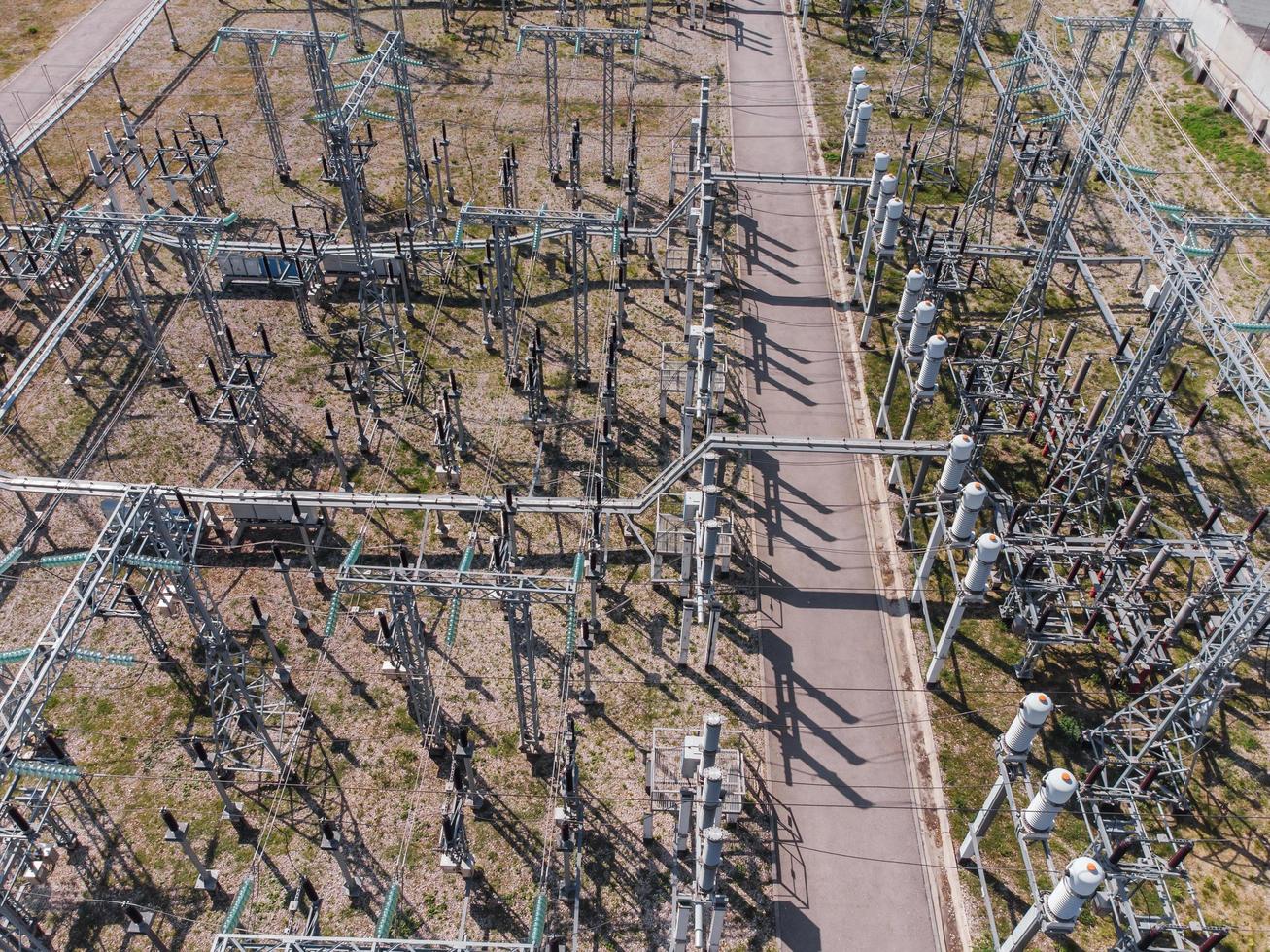 Vista aérea de una subestación eléctrica de alta tensión. foto