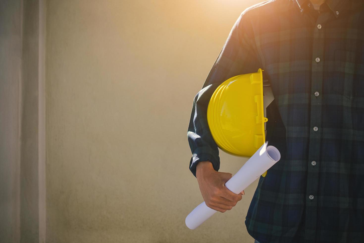 Cerrar empresario sosteniendo constructor de casco amarillo foto