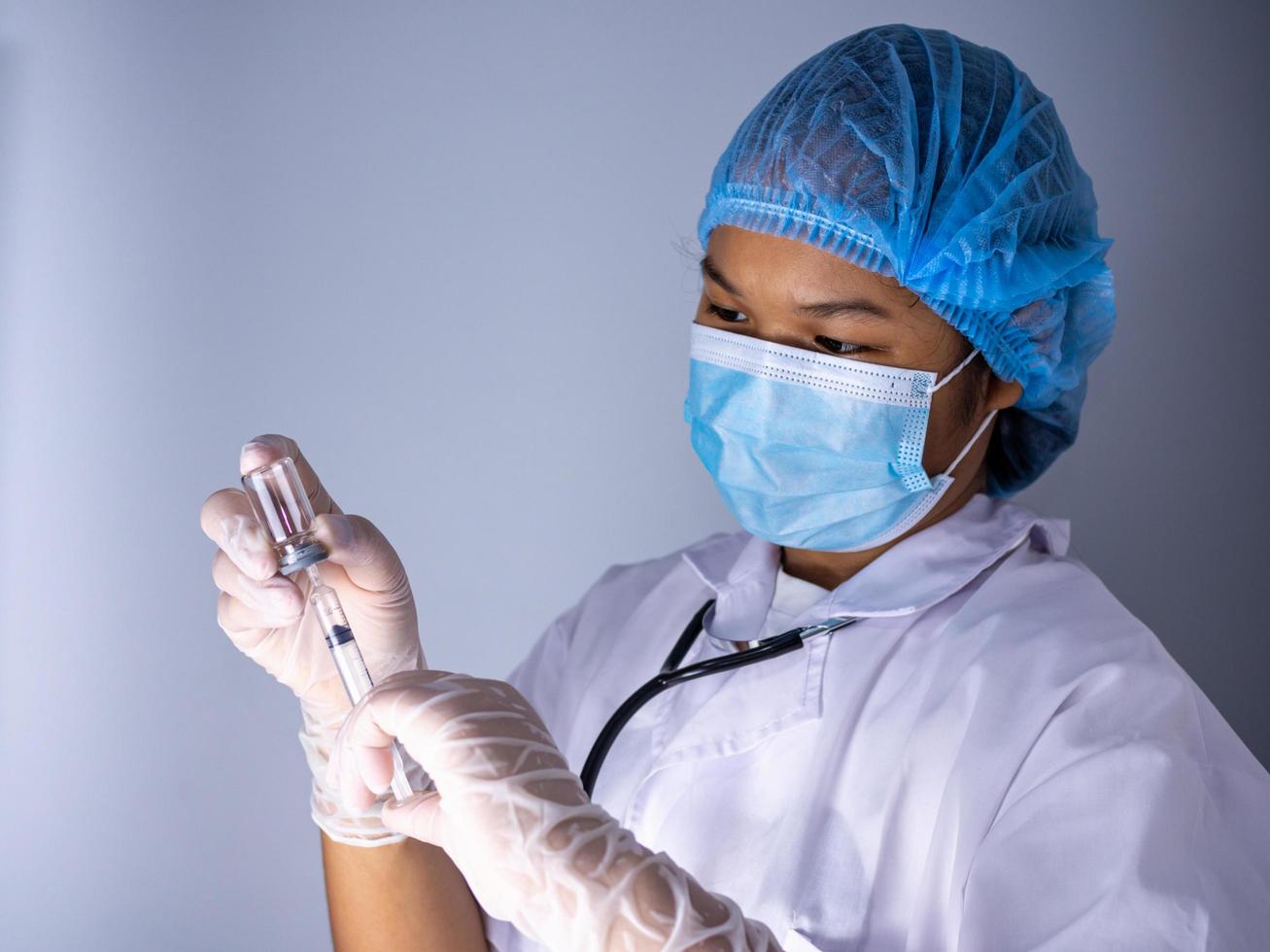 retrato de estudio de una doctora con una máscara y un sombrero. foto